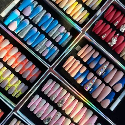 WPR luxury instagram hot sell nailart high quality artificial fingernails factory wholesale price manicure new design acrylic abs nails gold glitter glossy french almond 24 press on nails kit with glue stickers 